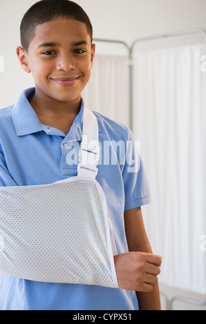 Hispanische junge mit Arm in der Schlinge Stockfoto