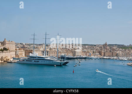 Ultra-luxuriöse Superyachten vertäut in Dockyard Creek, einst die großen Schiffe der Royal Navy, im Grand Harbour, Malta, Stockfoto