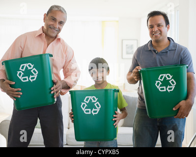 Hispanische Großvater, Vater und Sohn recycling Stockfoto