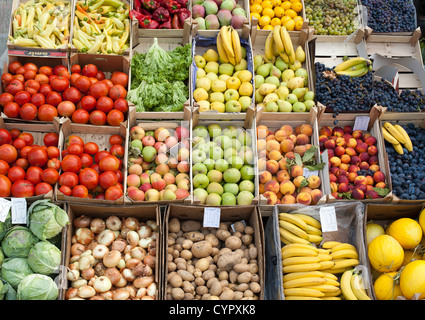 Obst und Gemüse zu verkaufen in Pristina, der Hauptstadt der Republik Kosovo. Stockfoto