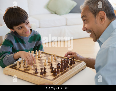 Hispanische Großvater und Enkel spielt Schach Stockfoto