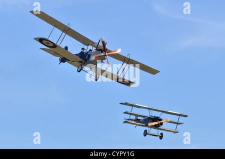 WW1 Flugzeug dogfight Simulation mit R.E.8 in RAF-Markierungen und Fokker DR-1 Dreidecker in der deutschen Luftwaffe Markierungen, Duxford Airshow, UK. Stockfoto