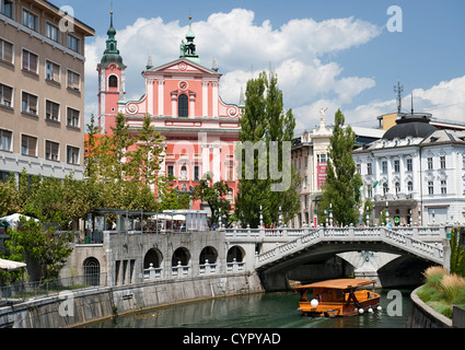 Franziskaner Kirche Mariä Verkündigung und die Triple-Brücke über den Fluss Ljubljanica in Ljubljana, der Hauptstadt Sloweniens. Stockfoto