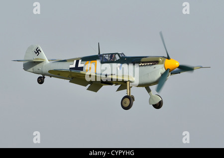 Hispano HA-1112 MIL Buchon (Messerscmitt Bf109G) in Luftwaffe Abzeichen an Landeanflug in Duxford Airshow 2012 Stockfoto