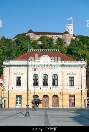 Der slowenischen Philharmonie Kongressplatz, Ljubljana. Im Hintergrund ist die Burg von Ljubljana auf dem Burgberg. Stockfoto