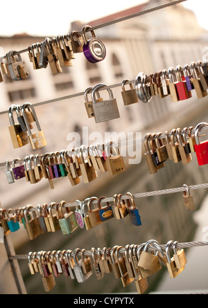 Liebenden Schlösser auf der Metzgerei Brücke (Mesarski am meisten) über den Fluss Ljubljanica in Ljubljana, der Hauptstadt Sloweniens. Stockfoto