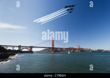 6 Kampfjets hinterlassen Kondensstreifen, wie Sie über die Golden Gate Bridge in Präzision delta wing formation Fleet Week air show Fliegen Stockfoto