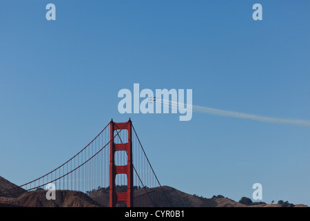 Bildung von 6 Kampfjets Dampf verlassen Wanderwege Flug über die Golden Gate Bridge in San Francisco Fleet Week Airshow Stockfoto