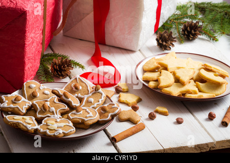 Hausgemachtes Weihnachtsgebäck auf einem Teller naschen Stockfoto