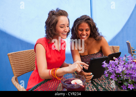 Blick auf digital-Tablette zusammen Freunde Stockfoto