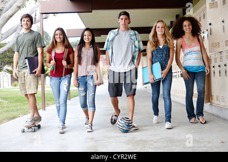 Schulfreunde Wandern im Portikus Stockfoto