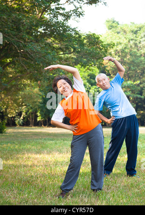 asiatische älteres Paar im park Stockfoto