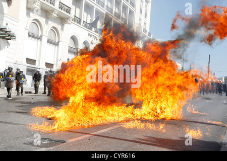 Auseinandersetzungen in der Mitte von Athen während einer Demonstration. Hunderte von Jugendlichen beworfen Bereitschaftspolizei mit Molotowcocktails, Flaschen und Stücke aus Marmor Donnerstag Gewalt als ein weiteres griechische gegen Sparpolitik Demonstration verfiel. Stockfoto