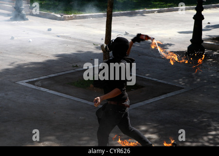 Auseinandersetzungen in der Mitte von Athen während einer Demonstration. Hunderte von Jugendlichen beworfen Bereitschaftspolizei mit Molotowcocktails, Flaschen und Stücke aus Marmor Donnerstag Gewalt als ein weiteres griechische gegen Sparpolitik Demonstration verfiel. Stockfoto