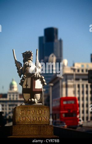 Bus fährt über London Bridge, eine Greifenstatue kennzeichnet die südliche Grenze zwischen Southwark auf der Südseite und der Stadt. Stockfoto