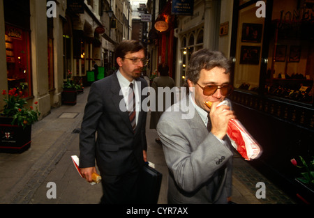 Büroangestellte Spaziergang durch eine Stadt der London Street, dem Herzen des Finanzviertels der Hauptstadt. Stockfoto