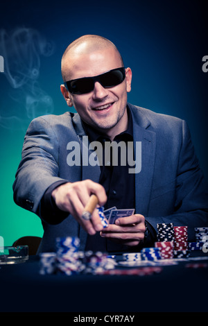 ein junger Mann, Poker zu spielen Stockfoto