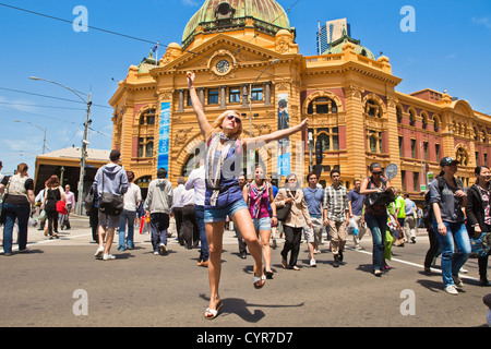 Die berühmten Flinders Street Bahnhof bei der Swanston Street Melbourne Victoria Australien mit Massen von Menschen auf den Straßen. Stockfoto