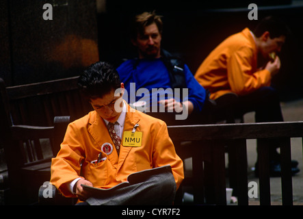 Ein Kurier in blau und zwei Händler aus der LIFFE Futures Exchange machen Sie eine Pause auf der Straße einem Wochentag zum Mittagessen. Stockfoto
