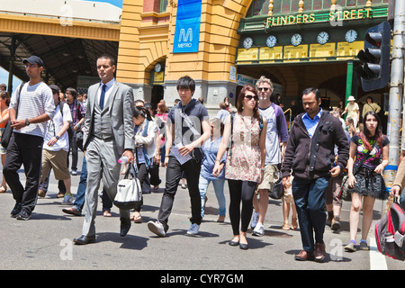 Die berühmten Flinders Street Bahnhof bei der Swanston Street Melbourne Victoria Australien mit Massen von Menschen auf den Straßen. Stockfoto