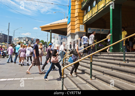 Die berühmten Flinders Street Bahnhof bei der Swanston Street Melbourne Victoria Australien mit Massen von Menschen auf den Straßen. Stockfoto