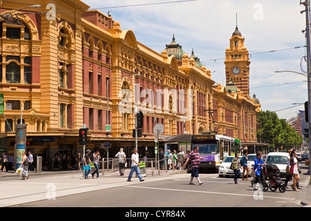 Die berühmten Flinders Street Bahnhof bei der Swanston Street Melbourne Victoria Australien mit Massen von Menschen auf den Straßen. Stockfoto