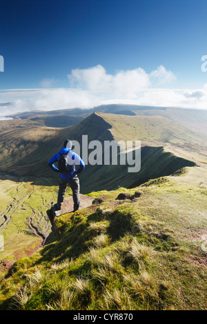 Hillwalker am Gipfel des Pen y Fan Cribyn blickt. Brecon Beacons National Park, Powys, Wales, UK. Stockfoto