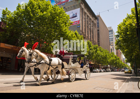 Melbouhrne Swanston street in der Innenstadt der Stadt wo gibt es eine Kutschenfahrt nach oben und unten die Hauptstraßen Stockfoto