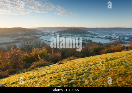Blick vom Cam lange nach unten in Richtung Uley Bury (links) und Downham Hill (rechts). Die Cotswolds. Gloucestershire. England. VEREINIGTES KÖNIGREICH. Stockfoto