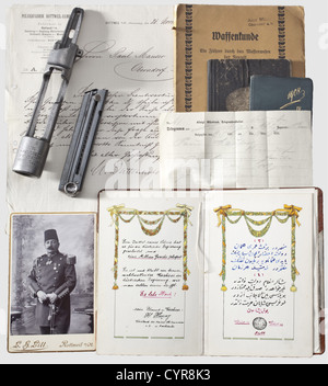 Ein einzigartiges gemischtes Los Paul Mauser:,1.A handschriftliche, farbige Buch der Glückwünsche in Leder gebunden,Deutsch - Ottoman von H.HUSNEY,der Vorsitzende der kaiserlichen Ottomanischen kommission,zum 70. Geburtstag von Paul Mauser.2.A Widmungsfoto vom Leiter des zweiten türkischen Annahmeausschusses,Oberstleutnant RIFAT BAY,mit Widmung auf der Rückseite von 21.7.1896.3.A Brief von Duttenhofer, dem Besitzer der Schießpulver-Fabrik Rottweil, an Paul Mauser vom 1884.4.EIN Telegramm von Wilhelm an Paul Mauser vom 1881.5.EIN Notizbuch von Paul Mauser,Zusatzrechte-Abfertigungsabgaben-nicht verfügbar Stockfoto