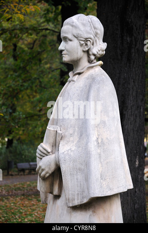 Prag, Tschechische Republik. Karlovo Namesti. Statue: Eliška Krásnohorská (1847-1926, Tschechische feministische Autorin) Stockfoto