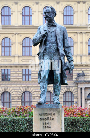 Prag, Tschechische Republik. Statue von Antonin Dvorak vor dem Rudolfinum in Namesti Jana Palacha/Jan Palach Square Stockfoto