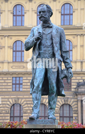 Prag, Tschechische Republik. Statue von Antonin Dvorak vor dem Rudolfinum in Namesti Jana Palacha/Jan Palach Square Stockfoto