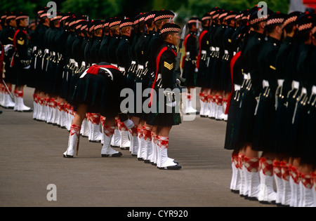 Ein Offizier bückt sich, um ein Soldat in ein Bataillon von Argyll und Sutherland Highlanders in Redford Barracks zu inspizieren. Stockfoto