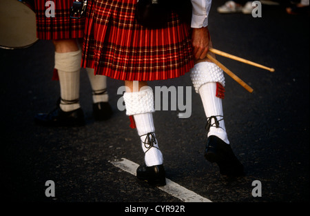 Ein Schlagzeuger mit Argyll und Sutherland Highlanders ein Regiment der britischen Armee, passt eine Socke während der Inspektion. Stockfoto