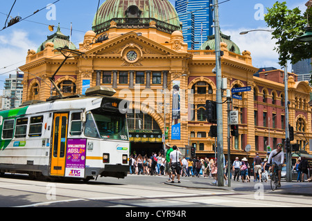 Die berühmten Flinders Street Bahnhof bei der Swanston Street Melbourne Victoria Australien mit Massen von Menschen auf den Straßen. Stockfoto