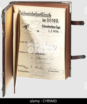 Gästebuch der Landesführerschule IV Ost,Hirschberg,Böhmische Berge 1933 - 1944 schwerer, dunkelbrauner Ledereinband mit versilberten Beschlägen, gebeizt, das Nationaladlerwappen entfernt. Nur wenige, aber sehr interessante Einträge und Autogramme, darunter die von Rudolf Heß,Wilhelm Frick,Richard Walther Darré,Helmuth Brückner(Gauleiter von Schlesien bis 1934),Robert Ley und sein Adjutant Heinrich Simon,Fritz Bracht(Vertreter Gauleiter von Schlesien 1935 - 1941).1936 Anlässlich der NSDAP Wintersport-Spiele: Viktor Lutze,Heinrich Himmler,-Zusatzrechte nicht verfügbar Stockfoto