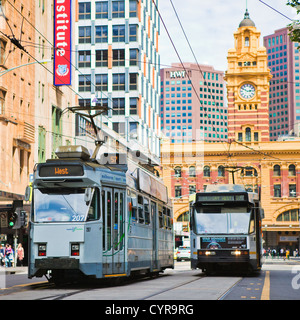 Die berühmten Flinders Street Bahnhof auf Elizabeth St Melbourne Victoria Australien Transport Straßenbahnen Straßen. Stockfoto