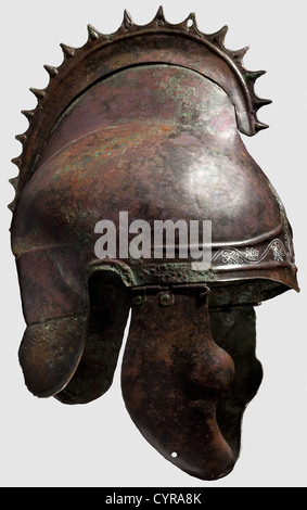 Helm von Phrygian-Chalcidian Typ, so genannte "Greifen Wappen Helm", 4. Jahrhundert v. Chr. Bronze.der Schädel aus einem Stück mit einer hohen Krone.die gebogene Greifen Wappen aus zwei Blättern, gezackt und früher gelötet (jetzt lose), die Spitzen mit Tropfen-förmigen Dekorationen geschmückt, ein Spike für weitere Wappen Befestigung durchbohrt.Molded Augenbrauen mit gejagten Rosette und fein graviert Palmette Muster (später hervorgehoben In weiß), große gebogene Wangenstücke auf Rohrscharnieren, kleine Ohrausschnitte mit durchbohrten Auskleidungslöchern. Hohe leicht abfackende Nackenschutz verstärkt, zusätzliche-Rechte-Clearenzen-nicht verfügbar Stockfoto