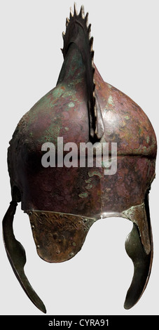 Helm von Phrygian-Chalcidian Typ, so genannte "Greifen Wappen Helm", 4. Jahrhundert v. Chr. Bronze.der Schädel aus einem Stück mit einer hohen Krone.die gebogene Greifen Wappen aus zwei Blättern, gezackt und früher gelötet (jetzt lose), die Spitzen mit Tropfen-förmigen Dekorationen geschmückt, ein Spike für weitere Wappen Befestigung durchbohrt.Molded Augenbrauen mit gejagten Rosette und fein graviert Palmette Muster (später hervorgehoben In weiß), große gebogene Wangenstücke auf Rohrscharnieren, kleine Ohrausschnitte mit durchbohrten Auskleidungslöchern. Hohe leicht abfackende Nackenschutz verstärkt, zusätzliche-Rechte-Clearenzen-nicht verfügbar Stockfoto