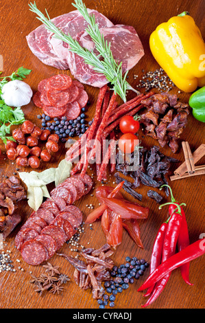 verschiedenen Wurst und Fleisch auf dem festlichen Tisch mit Gewürzen und Gemüse Stockfoto