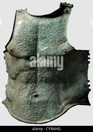 Eine griechische muskulöse cuirass und lange Greaves, 5./4. Jahrhundert v. Chr. Bronze.die Brustplatte naturalistisch im Detail geformt, mit eingesetzten Brustwarzen, der Nabel in Relief, und Hals-und Armausschnitte mit Flanschkanten, der untere Rand verdickt.Tube Scharniere und Befestigungsringe an den Schultern und Seiten.Höhe 49.5 cm.der Rücken arbeitete en Suite, aber etwas einfacher.Höhe 50.5 cm.lange Greaves mit Scharf ausgeprägte anatomische Details, artikulieren Schienbeine Linie, und die umliegenden Futter Löcher.Längen 44 cm und 45 cm.Originalzustand wie gefunden.Allgemeine bläulich grüne Patina.T, zusätzliche-Rechte-Clearences-nicht verfügbar Stockfoto