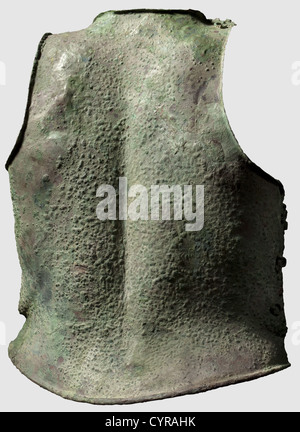 Eine griechische muskulöse cuirass und lange Greaves, 5./4. Jahrhundert v. Chr. Bronze.die Brustplatte naturalistisch im Detail geformt, mit eingesetzten Brustwarzen, der Nabel in Relief, und Hals-und Armausschnitte mit Flanschkanten, der untere Rand verdickt.Tube Scharniere und Befestigungsringe an den Schultern und Seiten.Höhe 49.5 cm.der Rücken arbeitete en Suite, aber etwas einfacher.Höhe 50.5 cm.lange Greaves mit Scharf ausgeprägte anatomische Details, artikulieren Schienbeine Linie, und die umliegenden Futter Löcher.Längen 44 cm und 45 cm.Originalzustand wie gefunden.Allgemeine bläulich grüne Patina.T, zusätzliche-Rechte-Clearences-nicht verfügbar Stockfoto