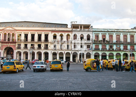 Cocotaxis und verfallenen Gebäude im Hintergrund in Havanna, Kuba Stockfoto