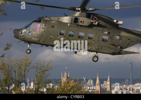 Ein AgustaWestland AW101 macht eine kontrollierte Landung in South London öffentlicher Park. Stockfoto