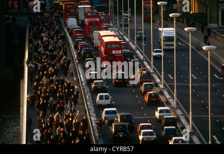 Tausende von Pendlern übergießen nach Norden London Bridge gegen die Haarwuchsrichtung Queueing Busse und Autos. Stockfoto
