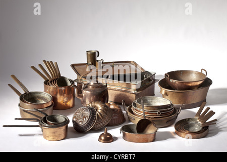 Inventar einer Schlossküche, Süddeutsch, 19. Jahrhundert 40 Stück Sammlung von Kupfergeschirr. Ein Set aus sechs Kochtöpfen und sechs Pfannen in verschiedenen Größen, sieben weitere, verschiedene Kochtöpfe, neun Schüsseln und Töpfe, drei Backformen, eine Wanne mit Seitengriffen, ein großes rechteckiges Wasserbecken mit Siebeinsatz und Deckel, einen Trichter, eine Messschale, einen Wasserkocher und einen Dipper. Alle Stücke sind von schöner, handgefertigter Qualität, einige mit Markierungen. Größen von 10 bis 61 cm, historisch, historisch, 19. Jahrhundert, Kunsthandwerk, Handwerk, Handwerk, Objekt, Objekte, Stills, Clipp, zusätzliche-Rechte-Clearences-nicht verfügbar Stockfoto