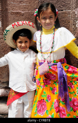Mexiko, Bajio, San Miguel de Allende, zwei kleinen Kindern für Independence Day feiern in bunten Trachten gekleidet Stockfoto