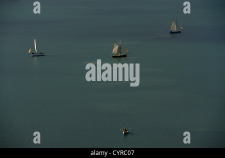 Vier Boote aus traditionellen Austernfischer verwenden Netze, um eine neue Ernte von Schalentieren in Fal-Mündung zu fangen. Stockfoto