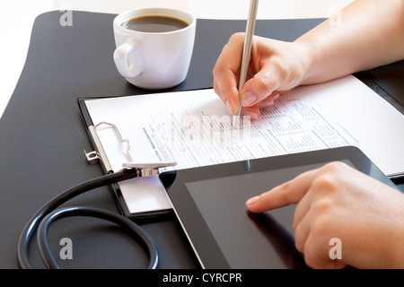 Ärztin mit digital-Tablette, Seitenansicht. Stockfoto